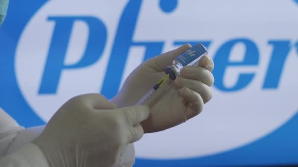 Lékař připraví injekci vakcíny Pfizer během masivní vakcinace ve zdravotnickém středisku. Vakcína proti koronaviru — Stock video