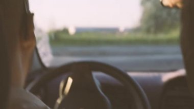 Karışık ırk babası araba kullanıyor.