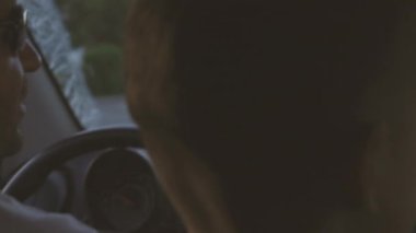 Karışık ırk babası araba kullanıyor.