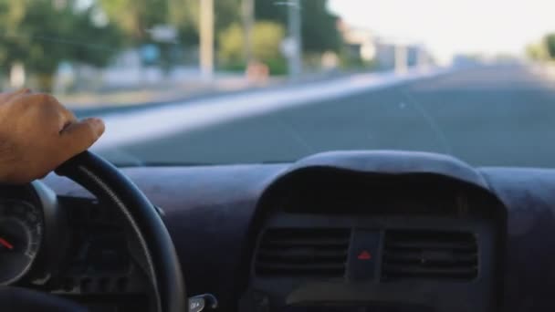 Ένα άνθρωπος οδήγησης αυτοκινήτου — Αρχείο Βίντεο