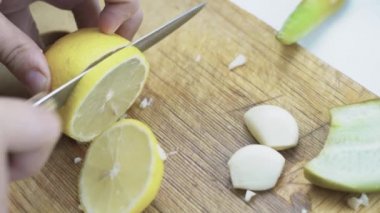 Sağlıklı yemek hazırlayın. Taze limon dilimliyorum.