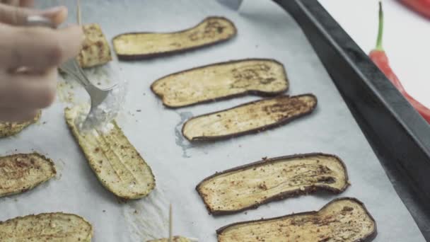 Mettre un savoureux mélange de crème sure sur une tranche d'aubergine grillée — Video