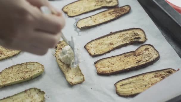 Leckere saure Sahnemischung auf gegrillte Auberginenscheibe geben — Stockvideo