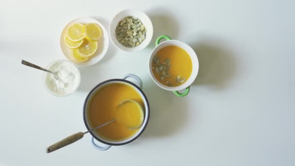 Az egészséges sütőtök leves elkészítésének folyamata — Stock videók