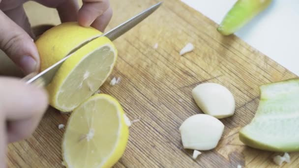 Prepare comida saudável. Corte de limão fresco — Vídeo de Stock