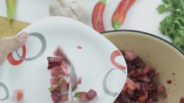 Poner deliciosa ensalada de vinagreta en el lugar — Vídeos de Stock