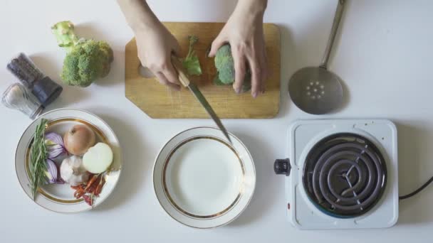 Cooking healthy food with broccoli — Stock Video