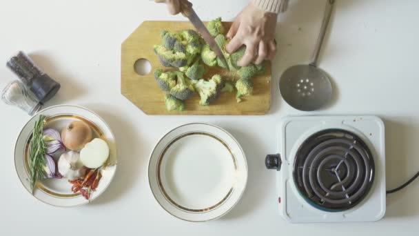 Gesunde Ernährung mit Brokkoli kochen — Stockvideo