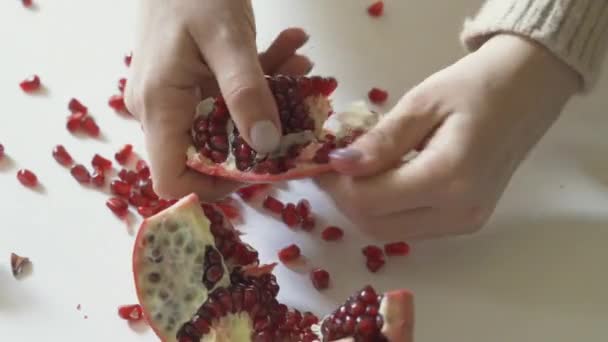 Seorang wanita membersihkan buah delima — Stok Video