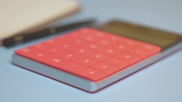 Calculadora e bloco de notas na mesa — Vídeo de Stock