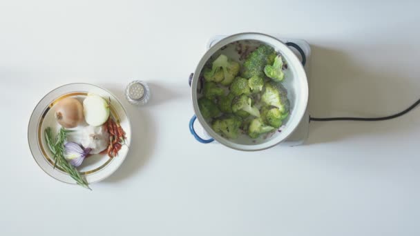 Cocinar alimentos saludables con brócoli — Vídeos de Stock