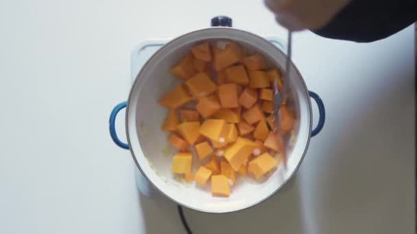 健康的なカボチャのスープの準備のプロセス — ストック動画