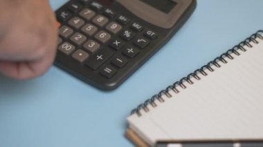 Finans, maliyet, tasarruf ve yatırımları hesaplayan kişi