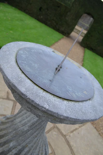 Sundial in a English formal garden. — Stock Photo, Image