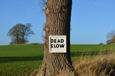 Ölü yavaş işareti.