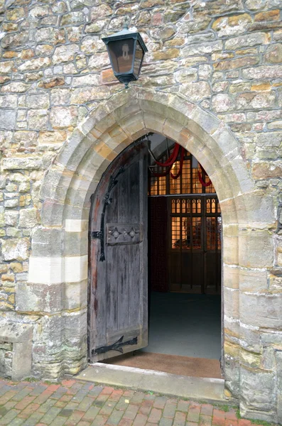 Öppen kyrka dörr i juletid. — Stockfoto