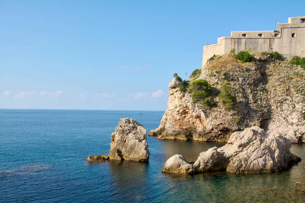 Dubrovnik 'teki güneşli yaz sahnesi. Kadim taş tahkimatları Dalmaçya kıyılarına tepeden bakıyor. Seyahat, turizm ve UNESCO mirası kavramı.