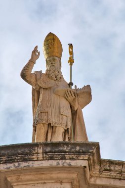 Dubrovnik 'in koruyucu azizi Aziz Blaise' in (Sveti Vlaho) taş heykeli. Tarihi heykel şehrin bir modelini taşıyor ve elini kaldırıyor..
