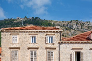 Dubrovnik 'in eski kasabasının Terracotta çatıları ve taş duvarları Srd Dağı ve Imperial Kalesi' nin zeminine kurulmuş..