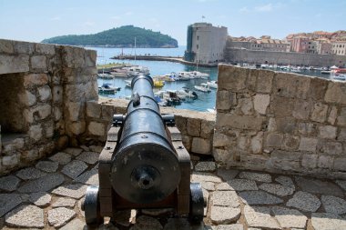 Dubrovnik. Hırvatistan - 04 Kasım 2025: Hırvatistan 'ın Dubrovnik kentindeki ortaçağ kalesinde antik topçu birliği. Top savunmayı ve Adriyatik Denizi 'ne bakan liman şehrinin zengin tarihini simgeliyor..