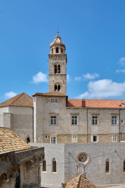 Fransisken Manastırı 'nın ikonik çan kulesi, UNESCO miras alanı olan Dubrovniks Eski Kasabası' ndaki taş binalar ve terasotta çatılarının üzerinde yükseliyor..