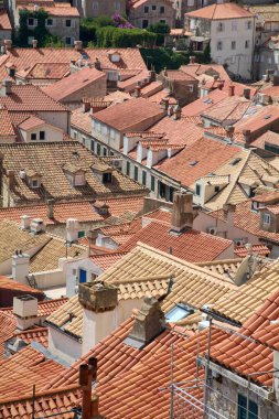 Dubrovniks 'in eski kasabasındaki yoğun terasotta çatılarının dikey yüksek açılı manzarası, ünlü UNESCO Dünya Mirası sahası ve popüler turizm beldesi