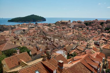 Hırvatistan 'ın Dubrovniks kentinin çarpıcı panoramik manzarası. İkonik turuncu terakotta çatıları, Lokrum adası ve Adriyatik Denizi 'nin hakim olduğu manzaraya hakim..