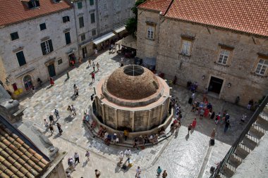 Dubrovnik. Hırvatistan - 14 Kasım 2025: Hırvatistan 'ın ünlü UNESCO simgesinde güneşli bir gün. Kalabalık, Dubrovnik meydanındaki 15. yüzyıl ikonik çeşmesini ziyaret ediyor..