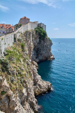 Dubrovnik. Hırvatistan - 15 Kasım 2025: Hırvatistan 'ın Dubrovnik kentindeki Dalmaçya kıyılarının dikey deniz manzarası. Tarihi UNESCO sahası yaz tatilleri ve turizm için başlıca hedeflerden biri..