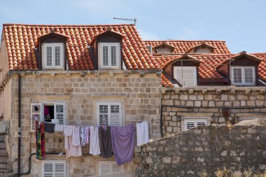Dubrovnik 'teki tarihi mimarinin ayrıntıları, terasotta çatıları, kepenkli pencereler ve Akdeniz yaşam tarzının bir sembolü olan asma çamaşırları gösteriyor..