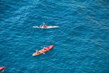 Dubrovnik. Hırvatistan - 15 Kasım 2025: Arkadaşlarını kano macerasına gönderen insansız hava aracı. Yaz tatilinde takım çalışması, aktif yaşam tarzı ve su sporları kavramı.
