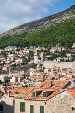 Hırvatistan 'ın Dubrovnik kentinin ünlü manzarası, ortaçağ kalesi ve tarihi mimarisini gösteriyor. Popüler bir Adriyatik seyahat merkezi ve UNESCO sitesi.