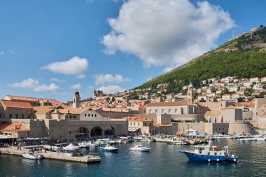 Dubrovnik. Hırvatistan - 20 Kasım 2025: Sosyal medya hikayeleri için düşey seyahat sahnesi ideal. Dubrovnik 'in tarihi limanında tekneler. Dalmaçya kıyısındaki ünlü UNESCO simgesi.