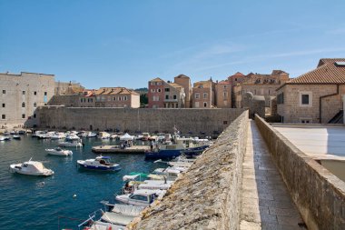 Dubrovnik. Hırvatistan - 20 Kasım 2025: Eski Liman üzerindeki Dubrovnik şehir duvarından görüntü. Adriyatik Denizi 'nde tekneler ve güneşli bir yaz gününde tarihi mimari.