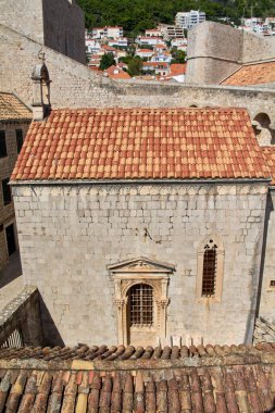 Dubrovniks Eski Kenti UNESCO şantiyesindeki tarihi taş duvar ve terracotta çatı kiremitlerinin yakın çekimi.