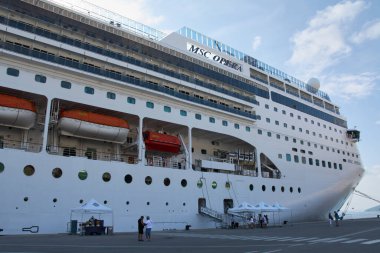 Dubrovnik. Hırvatistan - 02 Aralık 2025: MSC Cruises 'un büyük yolcu gemisi MSC Operası Gruz limanına yanaştı. Yolcular ve resepsiyon çadırları rıhtımda..