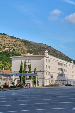 Dubrovnik. Hırvatistan - 02 Aralık 2025: Dubrovnik Limanı 'nın gümrük ve pasaport kontrol ofisleri ve yolcu terminallerinin bulunduğu ana binasının manzarası.
