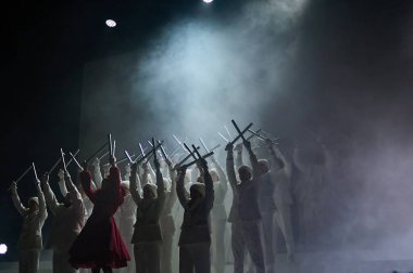 Barselona 'da. İspanya - 18 Ocak 2026: Duman efektleriyle birlikte beyaz ve atmosferik sahne aydınlatmalarında senkronize aktörlerin yer aldığı ilgi çekici bir tiyatro grubu performansı.