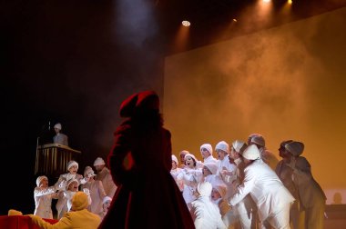 Barselona 'da. İspanya - 18 Ocak 2026: Beyaz üniformalı ve bereli bir grubun dinamik bir sahne performansı, sanat, kültür ve yaratıcı ifade temaları için mükemmel.