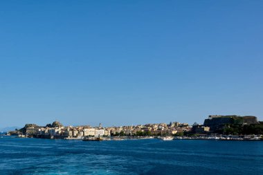 Tarihi kaleleri, pastel binaları ve berrak gökyüzü altında derin mavi denizi olan panoramik kıyı şeridi, seyahat pazarlaması için ideal, Akdeniz yaşam tarzı temaları, mimari ilhamı