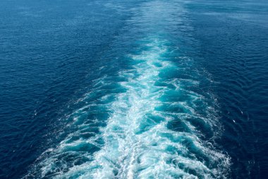 Açık denizde gemi izleri, dinamik türbülans ve kontrasttan oluşan soyut okyanus dokusu yolculuk, ilerleme, geçiş ve modern deniz yaşam tarzı görsellerini ifade eder.