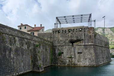 Kotor şehir duvarları ve taş kale ve su hendekleriyle Bembo Kalesi, turizm pazarlama ve kültür mirası kavramları için ideal tarihi savunma mimarisi