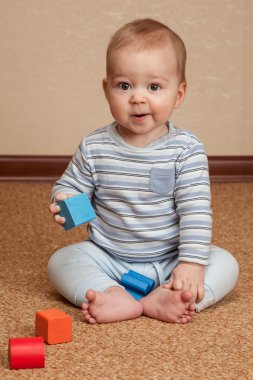 çocuk oyuncak bir katta oturuyor