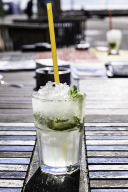 Lezzetli mojito kokteyl ahşap tablo