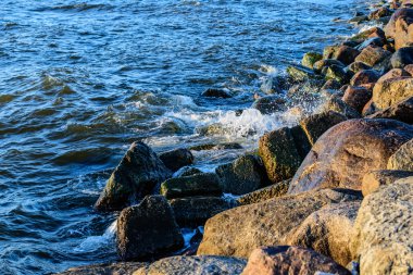 Baltık Denizi kıyısında taş çökmesini dalgalar