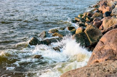 Baltık Denizi kıyısında taş çökmesini dalgalar
