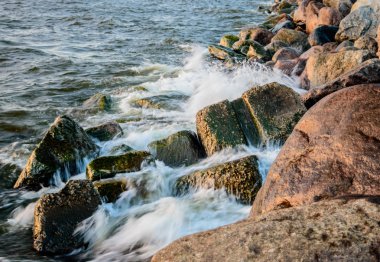 Baltık Denizi kıyısında taş çökmesini dalgalar