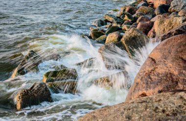 Baltık Denizi kıyısında taş çökmesini dalgalar