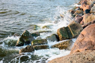 Baltık Denizi kıyısında taş çökmesini dalgalar