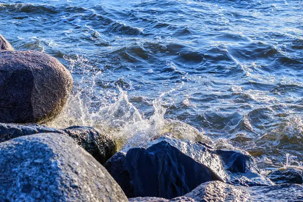 Olas lavando una costa rocosa en el mar Báltico —  Fotos de Stock